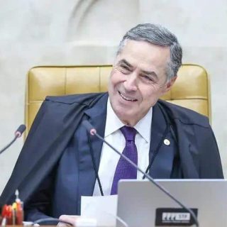 Advogado sorridente em tribunal durante sessão de julgamento, representando a importância do Direito Hoje Notícias na cobertura de notícias jurídicas.