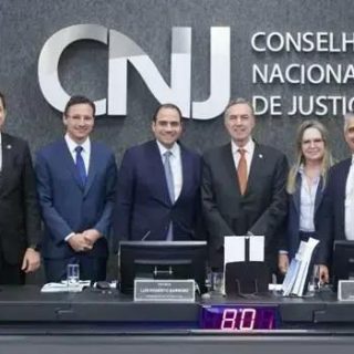 Conselho Nacional de Justiça reunido em sessão oficial, profissionais do setor jurídico discutindo pautas relevantes para o direito brasileiro.