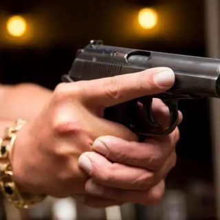 Segurança e Crime: policial com arma de fogo apontada, foco em controle de armas e combate à violência no Brasil.