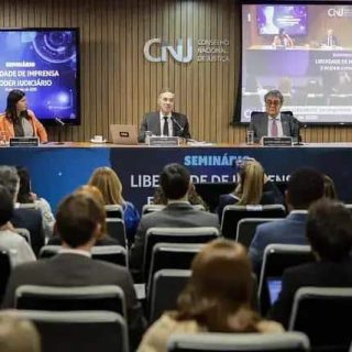 Luís Roberto Barroso defende imprensa e alerta sobre desinformação no seminário