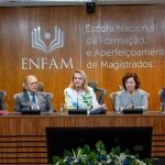 Enfocada em temas jurídicos e de formação de magistrados, a imagem mostra painel da Escola Nacional de Formação e Aperfeiçoamento de Magistrados (ENFAM) durante evento de Direito Hoje Notícias.