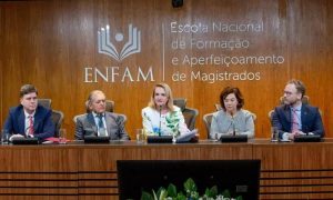 Enfocada em temas jurídicos e de formação de magistrados, a imagem mostra painel da Escola Nacional de Formação e Aperfeiçoamento de Magistrados (ENFAM) durante evento de Direito Hoje Notícias.