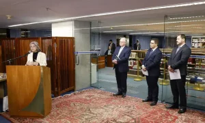 Ministra Cármen Lúcia prefacia livros jurídicos lançados na Biblioteca do STF