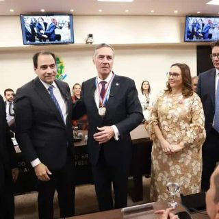 Ministro Barroso recebe medalha Raymundo Faoro em cerimônia no STF