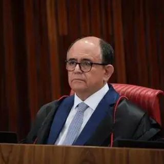 Juiz em sessão judicial, importante notícia do Direito Hoje Notícias, sobre decisões legais e jurisprudência.