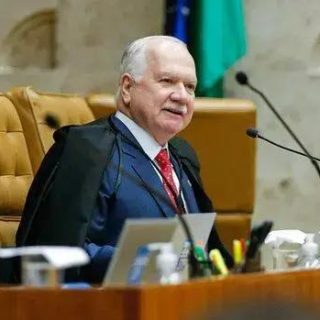 Juiz aposentado em audiência judicial, promovendo decisão no tribunal, representando o sistema jurídico brasileiro.
