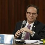 Joel Lan Paciornik em palestra sobre direito e legislação na conferência jurídica, destacando temas atuais na área do direito hoje notícias, com foco em jurisprudência, inovação legal e direitos humanos.