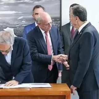 Acordo judicial entre autoridades e representantes de entidades civis em formalização de convenção de cooperação.