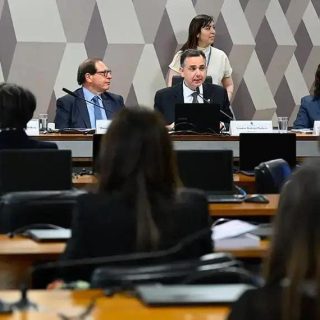 Reunião de audiência pública com representantes do setor jurídico e autoridades, discutindo temas relevantes do Direito Hoje Notícias.
