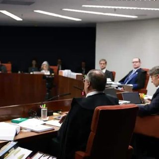 Audiência no tribunal de justiça com juízes e advogados em discussão jurídica, reforçando notícias jurídicas e direito hoje notícias, sobre processos e decisões em andamento.