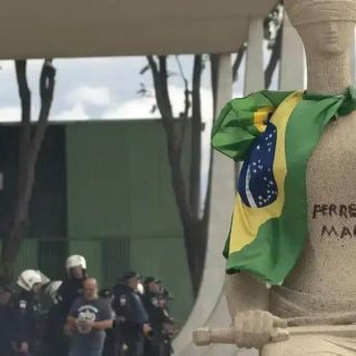 Manifestação pelo Brasil com símbolo nacional na estátua, protestos por direitos, liberdade e justiça social no contexto atual de manifestações brasileiras e atenção às questões sociais no país.