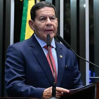 Mourão alerta sobre conflitos e a necessidade de defesa do Brasil