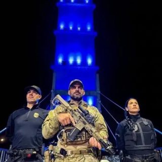 Mundo homenageia policiais mortos em serviço com iluminações e cerimônias