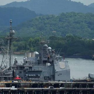 Navio de guerra dos EUA cruzou canal do Panamá rumo ao Caribe