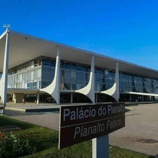 Palácio do Planalto, edifício moderno com arquitetura inovadora, sede do governo federal do Brasil, localizado em Brasília, destaque em notícias de direito e política.
