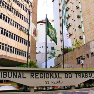 Tribunal regional do trabalho, sede do TRT 3ª região, edifícios altos ao redor, bandeiras do Brasil e de sindicatos, fachada moderna, notícias de direito do trabalho, justiça trabalhista, direito hoje notícias.