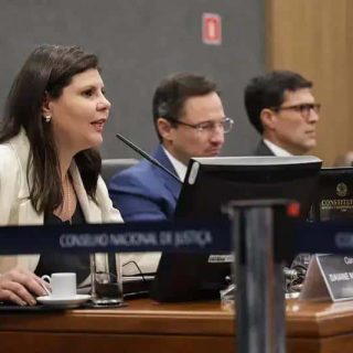Advogados e parlamentares participando de sessão no Congresso Nacional de Justiça, discutindo temas jurídicos e constitucionais importantes do Brasil.