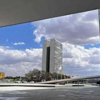 Prédio moderno e simbólico na arquitetura jurídica brasileira, refletindo inovação e avanço no setor de direito e notícias jurídicas no Brasil.
