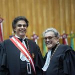 Advogado recebendo homenagem em cerimônia acadêmica no Tribunal de Justiça de Santa Catarina, destacando reconhecimento na área do direito.