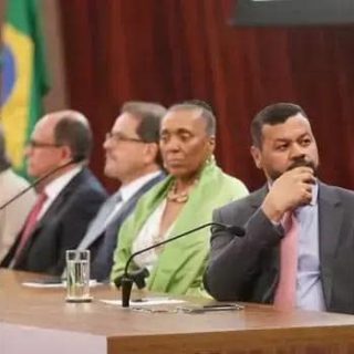 Audiência pública com especialistas e representantes do setor jurídico discutindo temas relevantes do direito brasileiro. Foto mostra painel de debates com profissionais de destaque na área jurídica.
