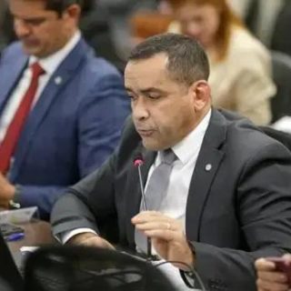 Advogado conduzindo reunião em ambiente jurídico, representando a importância do direito nas notícias de Direito Hoje Notícias.