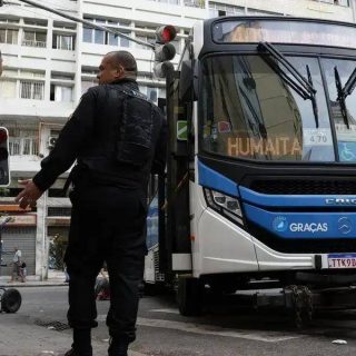 Operação Contenção: mais de 50 ônibus viram barricadas no Rio