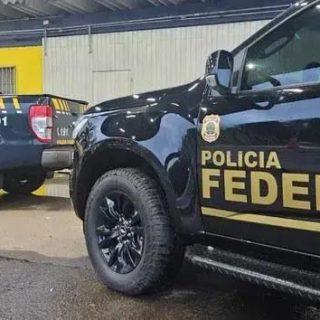 PRF e Polícia Federal em operação policial, veículos de fiscalização e segurança pública na cena de um incidente, reforçando o combate ao crime e a importância das ações de segurança no Brasil.