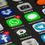 Aplicativos de mensagem e redes sociais no celular, destaque para WhatsApp, Facebook, Telegram e Instagram, utilizados para comunicação e notícias.