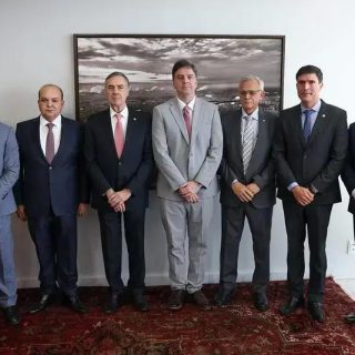 Advogados e profissionais do direito em reunião formal, representando a evolução e atualizações do Direito Hoje Notícias no campo jurídico brasileiro.