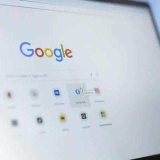 Pesquisa no Google em computador portátil, acessando notícias e informações jurídicas de Direito Hoje Notícias.