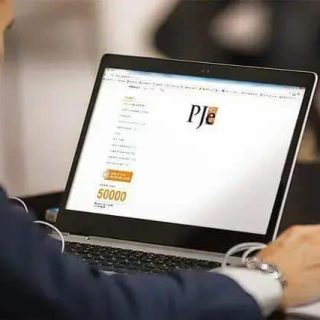 PDF do processo eletrônico aberto no PJe, sistema de justiça digital, na tela de um computador portátil.