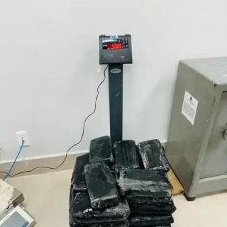Bloquear pesos de ferro na balança de precisão em ambiente jurídico, indicando uma matéria relacionada a medidas de segurança ou controle de peso para processos legais.