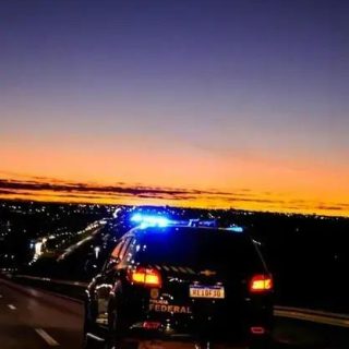 Polícia Federal em rápida ação durante o pôr do sol, reforçando o combate ao crime e a segurança pública no Brasil.
