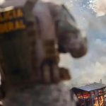 Soldado em ação durante incêndio em área urbana, com fogo e fumaça ao fundo, ilustrando uma operação de combate ao fogo ou situação de emergência, em cenário de conflito ou desastre natural.