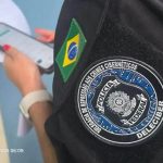 Segurança Pública no Brasil: policial federal com emblema da Polícia Federal e patch do Brasil, focado na repressão aos crimes cibernéticos.