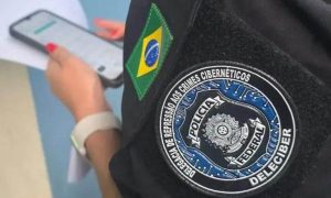Segurança Pública no Brasil: policial federal com emblema da Polícia Federal e patch do Brasil, focado na repressão aos crimes cibernéticos.