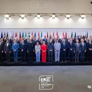 Direito hoje notícia, grupo de líderes civis e policiais na conferência internacional sobre direitos humanos e segurança pública em evento da Europol 2023.