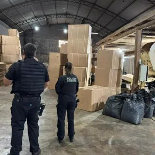 Polícia Federal e Receita Federalt desarticulam fábrica clandestina de cigarros