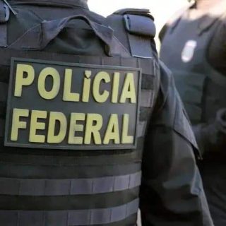 Polícia Federal em ação, destaque para agentes uniformizados com distintivos e equipamentos de segurança. Imagem relacionada a notícias de Direito Hoje, foco em segurança pública e operações policiais no Brasil.