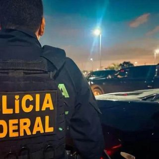 Polícia Federal em operação noturna de fiscalização de veículos na cidade.