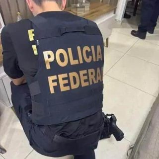 Polícia Federal atuando em operação de segurança pública, destacando a importância do trabalho de investigação e combate ao crime no Brasil.