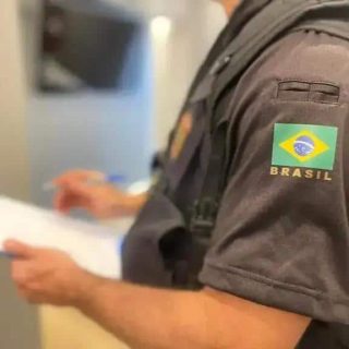 Brasil polícia uniforme com patch da bandeira brasileira e nome do país, segurança pública, serviço policial no Brasil, agente de segurança federal.