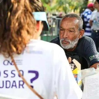 Ajuda humanitária e assistência social na cidade durante evento de solidariedade. Voluntários e moradores colaborando em ação social promovida pelo Direito Hoje Notícias.
