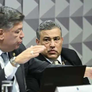 Direito hoje notícias, discussão jurídica, audiência em tribunal, profissionais do direito analisando caso, julgamento, debates legislativos, direito penal, direito civil, atualidades jurídicas, notícias do setor jurídico, profissionais jurídicos em sessão, direito constitucional, advocacia, justiça brasileira.