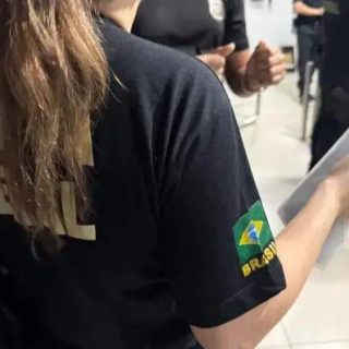 Policial leitura de documento em operação policial, focado em segurança pública e combate ao crime.