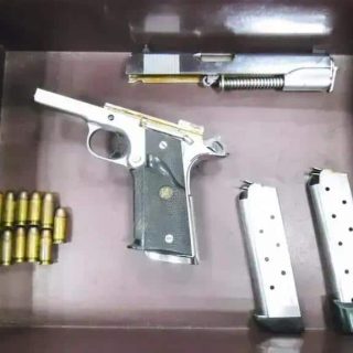 Arma de fogo, munições e revistas apreendidas pela polícia.