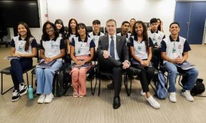 Estudantes de Direito Hoje Notícias participando de palestra em sala de aula com professor ou palestrante, promovendo educação jurídica e formação acadêmica.