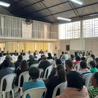 Palestra sobre direitos civis em evento jurídico com audiência diversificada, promovendo debate e conscientização legal no ambiente institucional.