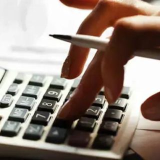 Cálculo financeiro com calculadora e caneta, símbolo de análise de dados econômicos e jurídicos, promovendo temas de direito financeiro, legislação, economia e notícias atuais do setor jurídico.