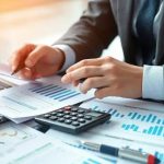 Relatórios financeiros e análises jurídicas em ambiente de escritório de advocacia, destacando estratégias de gestão financeira no setor de direito. Conheça as notícias atualizadas no Direito Hoje Notícias.